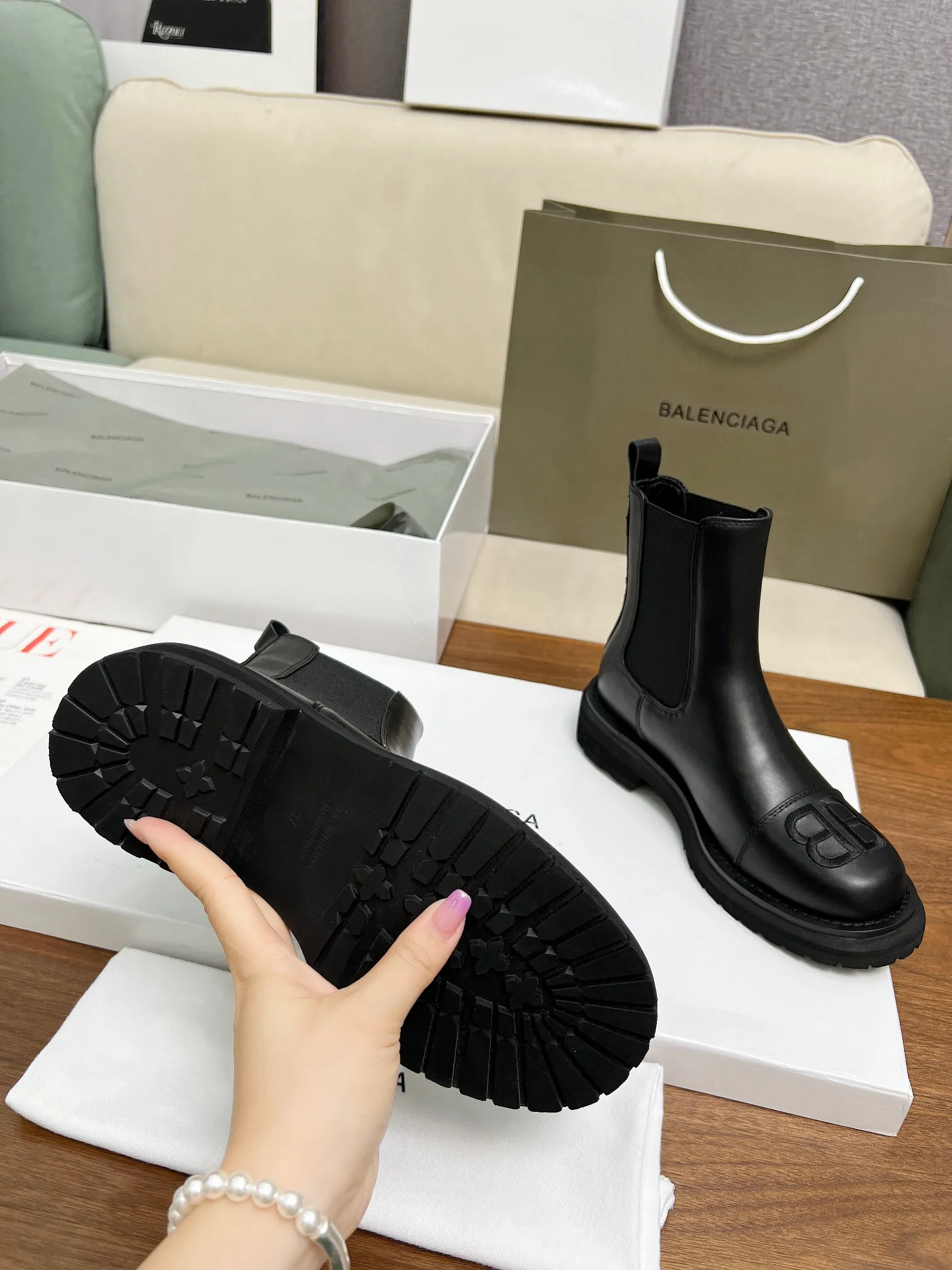 👟👟Ex-factory price 560👟👟 🍓 2024 Autumn and Winter BALENCIAGA/Balenciaga Popular Recommendation [Proud] This shoe is very 🔥popular this year, independent style➕impeccable detail workmanship everywhere. 🆚Fabric: First-layer cowhide. Inner sheepskin size 35-40, 41 can be customized.
